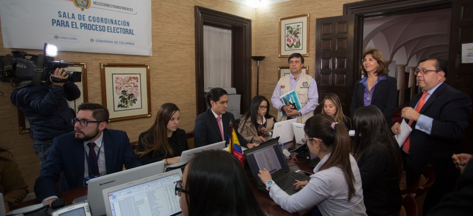 La Canciller Holguín y el Registrador Nacional, Juan Carlos Galindo, informaron que las elecciones al Congreso y consultas interpartidistas avanzan con normalidad en el exterior