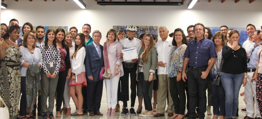 El Consulado de Colombia en Miami se vistió de arte contemporáneo y recibió al primer colombiano que cruzó Estados Unidos en bicicleta