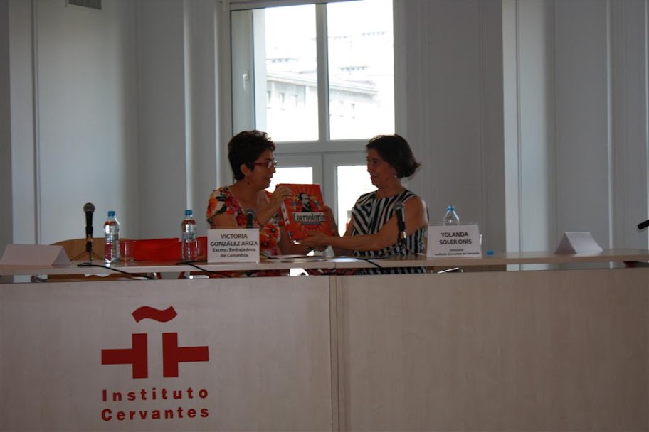 Acto de donación por parte de la Embajadora de Colombia a la Directora del Instituto Cervantes de Polonia de las publicaciones del Instituto Caro y Cuervo. Foto: Embajada de Colombia en Polonia.