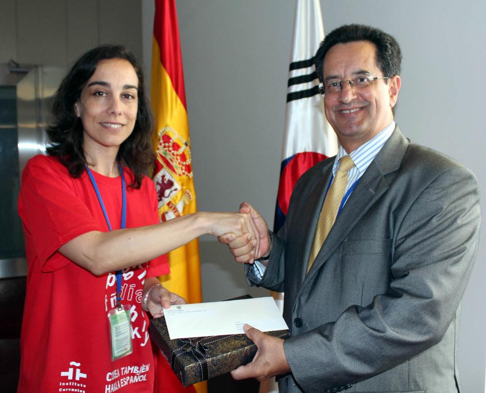 El Encargado de Asuntos Culturales, Santiago Arrubla, hace entrega oficial de la donación de publicaciones del Instituto Caro y Cuervo de Colombia a la Directora del Instituto Cervantes en Corea. Foto: Embajada de Colombia en Corea
