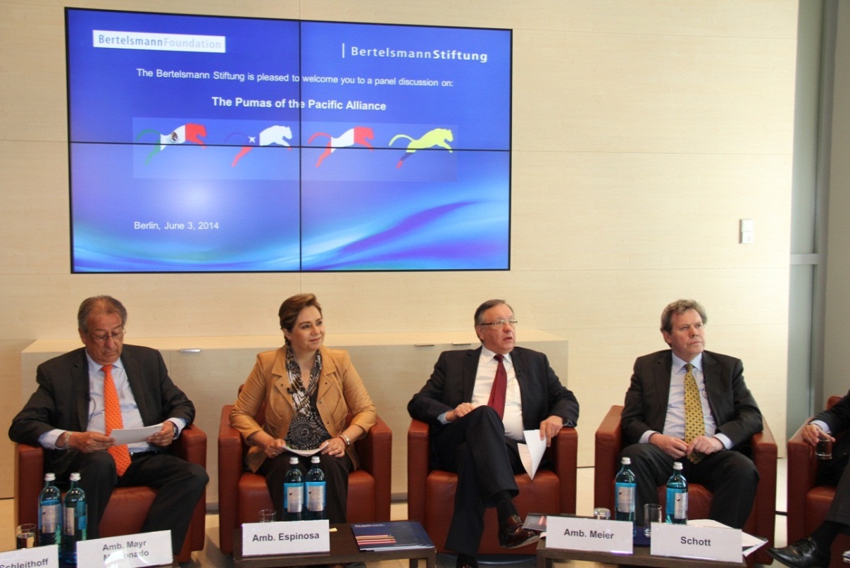 De izq a derecha: Sr. Samuel George, investigador del estudio, Embajador de Colombia Juan Mayr, Embajador de El Perú, Jose Antonio Meir, Embajador de México, Patricia Espinosa y  el representante del BID, Antoni Estevadeordal.