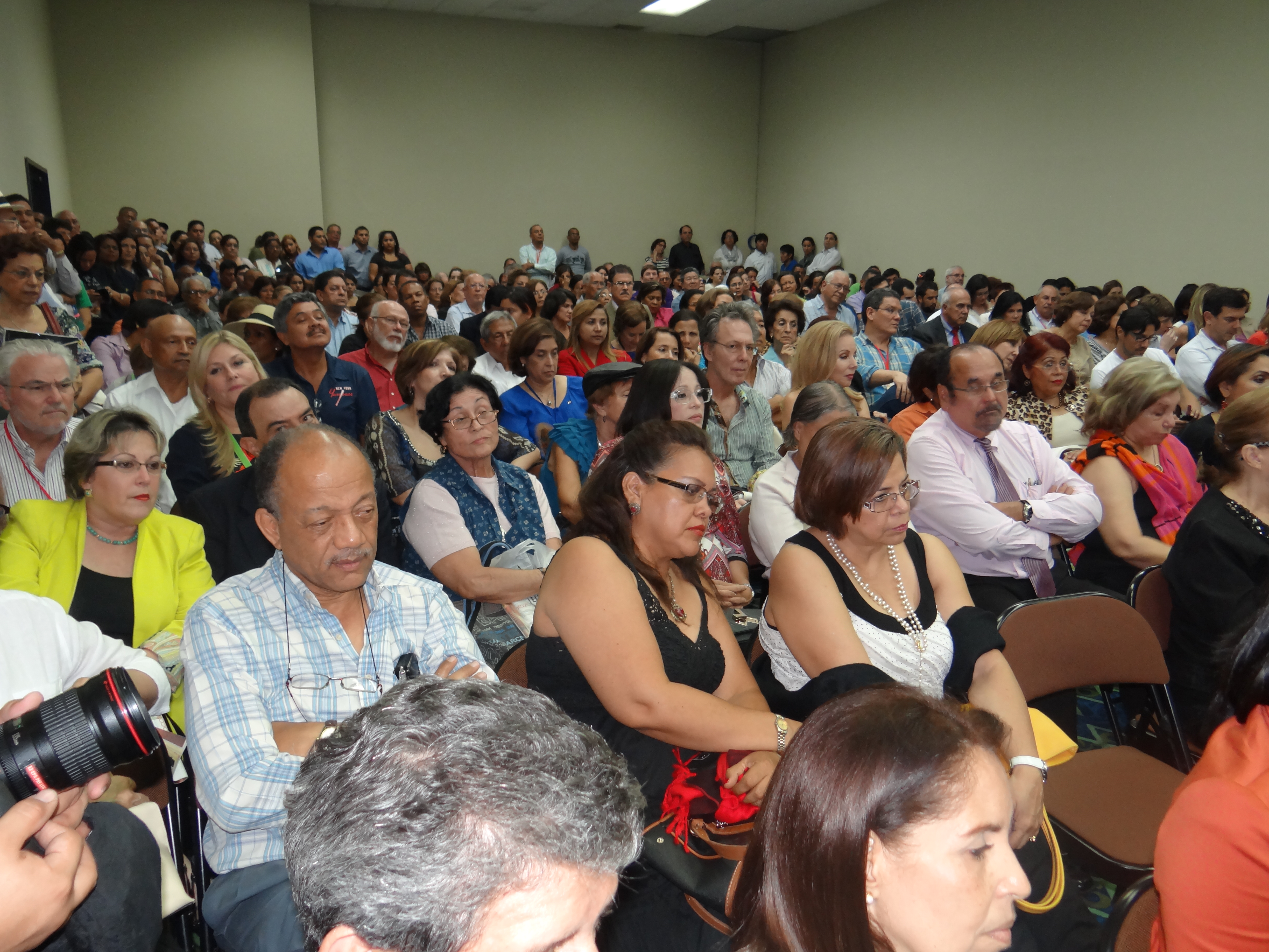 El público asistente disfrutó del conversatorio. Foto: Embajada de Colombia en Panamá.