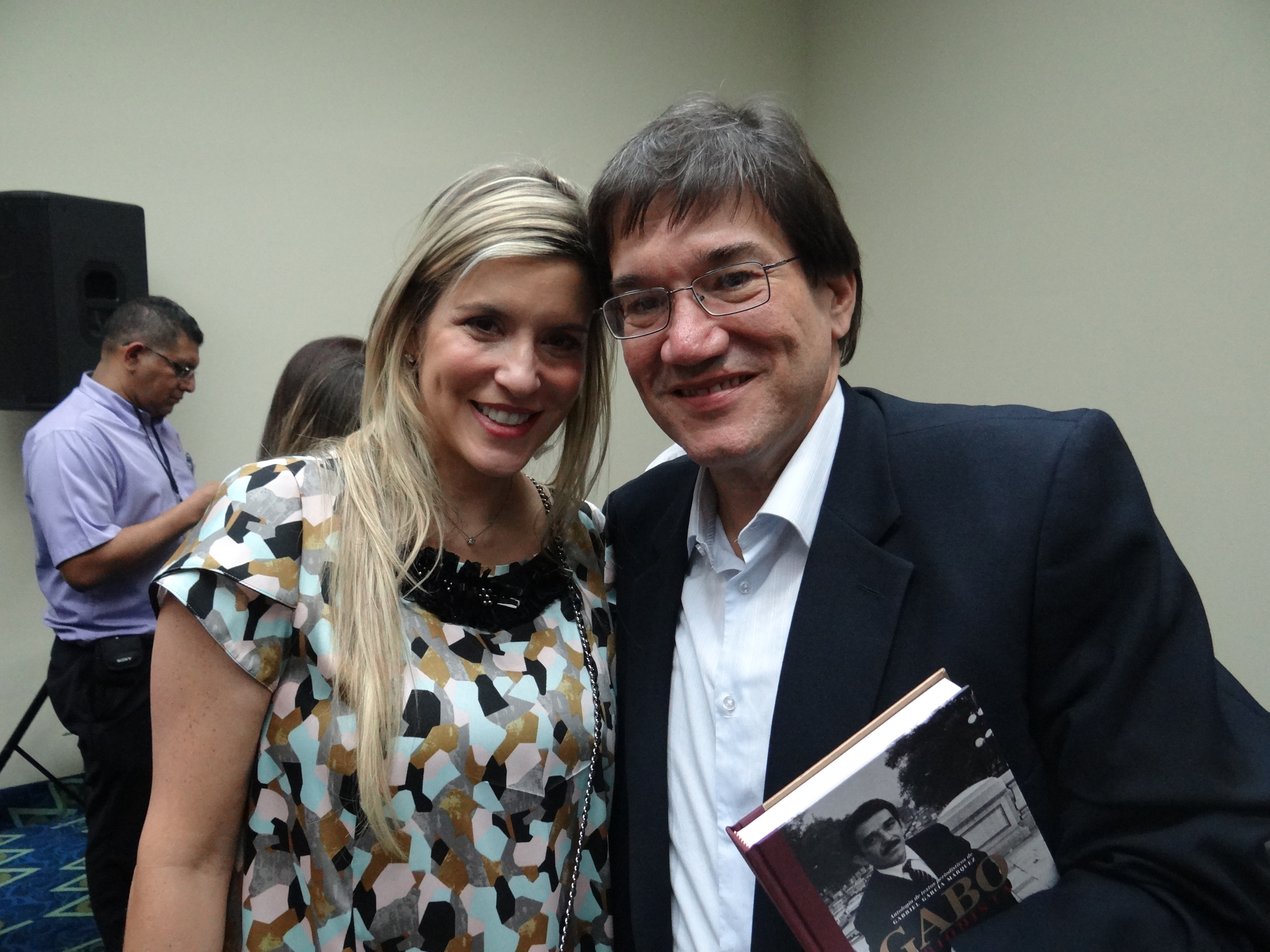 La Embajadora de Colombia, Ángela Benedetti y su compatriota el escritor Jaime Abello. Foto: Embajada de Colombia en Panamá.