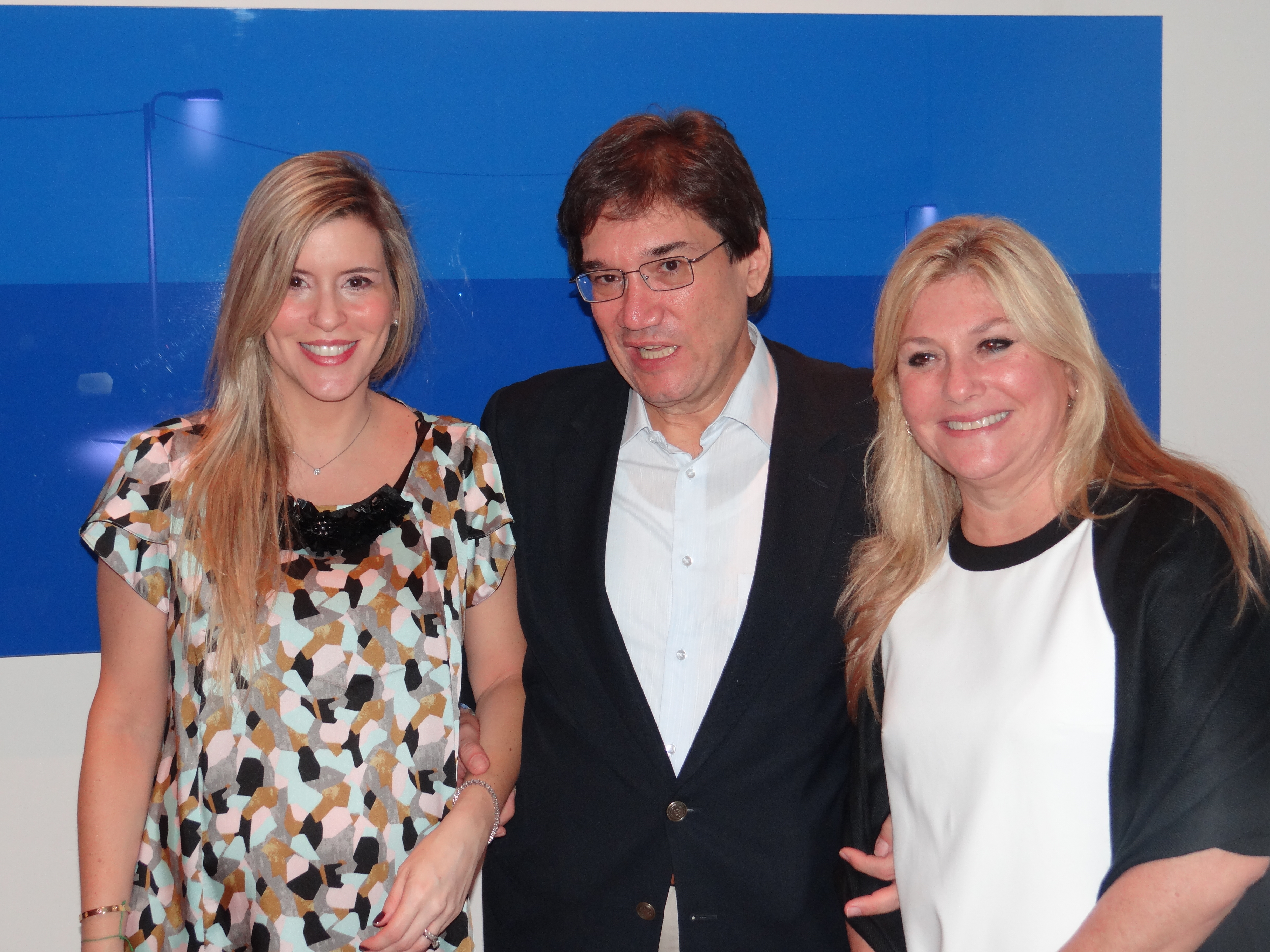 La Embajadora de Colombia, Ángela Benedetti; el destacado escritor colombiano, Jaime Abello y la directora de la Feria Internacional del Libro de Panamá, Orit Btesh. Foto: Embajada de Colombia en Panamá.