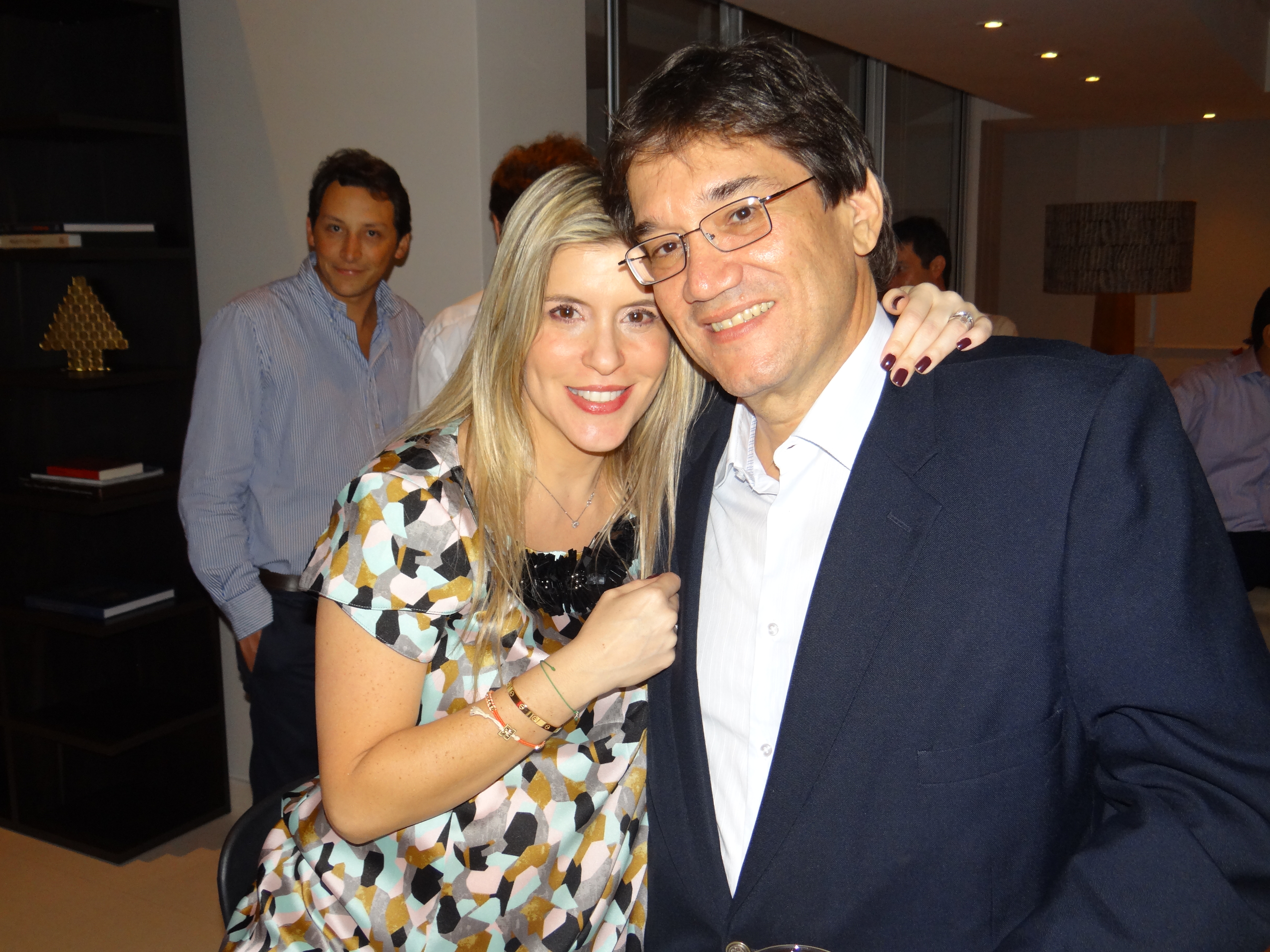 La Embajadora de Colombia, Ángela Benedetti y el escritor Jaime Abello, durante la parranda vallenata. Foto: Embajada de Colombia en Panamá.