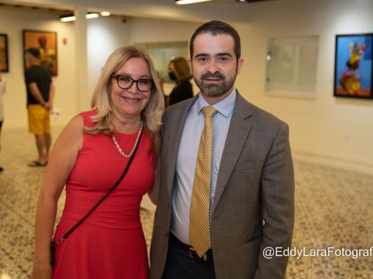 Exposición artística en la noche de galería del consulado General de Colombia en Miami.