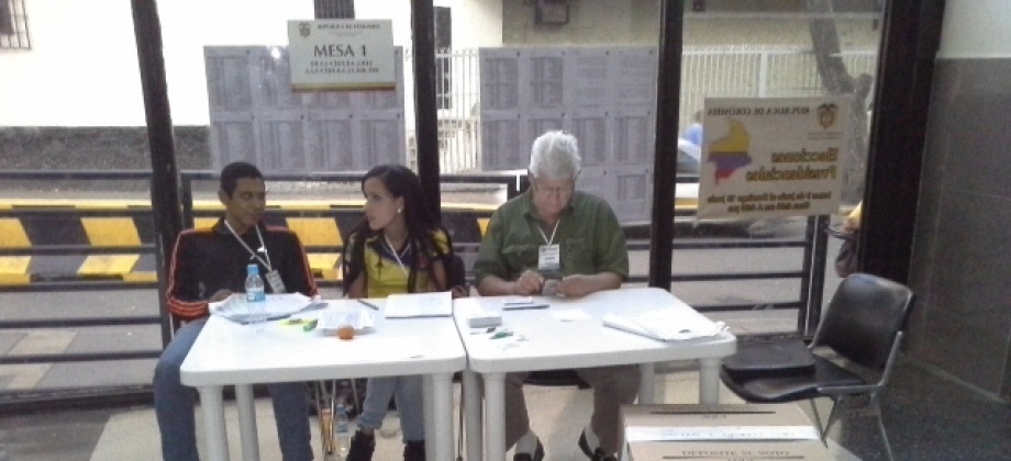 Se recomienda a los connacionales que desconozcan su lugar de votación, ingresar a la página de la Cancillería (www.cancilleria.gov.co), donde encontrarán una ruta directa para realizar sus consultas. Foto: Consulado de Colombia en Caracas.