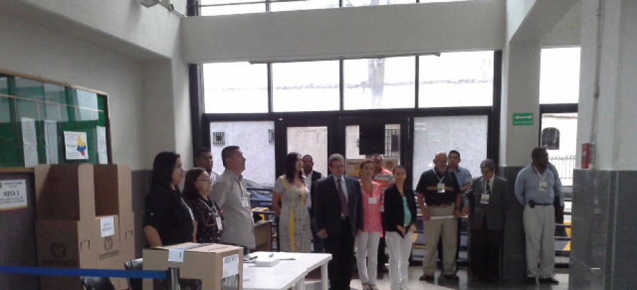 Se recomienda a los connacionales que desconozcan su lugar de votación, ingresar a la página de la Cancillería (www.cancilleria.gov.co), donde encontrarán una ruta directa para realizar sus consultas. Foto: Consulado de Colombia en Caracas.