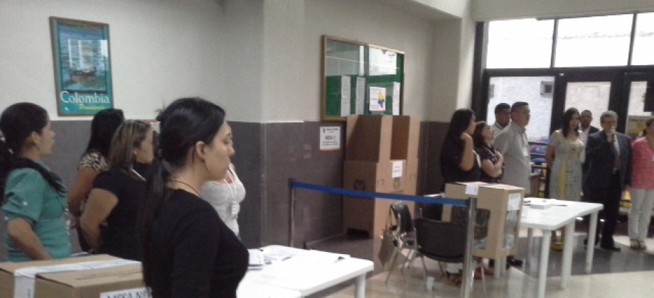 Se recomienda a los connacionales que desconozcan su lugar de votación, ingresar a la página de la Cancillería (www.cancilleria.gov.co), donde encontrarán una ruta directa para realizar sus consultas. Foto: Consulado de Colombia en Caracas.