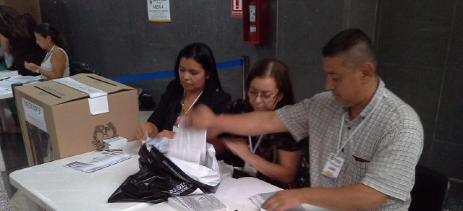 Se recomienda a los connacionales que desconozcan su lugar de votación, ingresar a la página de la Cancillería (www.cancilleria.gov.co), donde encontrarán una ruta directa para realizar sus consultas. Foto: Consulado de Colombia en Caracas.