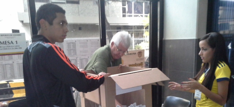 Se recomienda a los connacionales que desconozcan su lugar de votación, ingresar a la página de la Cancillería (www.cancilleria.gov.co), donde encontrarán una ruta directa para realizar sus consultas. Foto: Consulado de Colombia en Caracas.