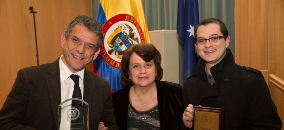 De izq a der. Maestro Carlo Álvarado; Embajadora de Colombia en Australia, Clemencia Forero Ucrós y el compositor Camilo González.