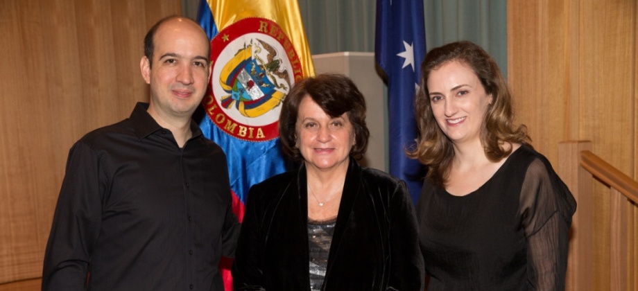 DDe izq a der. Pianista colombiano, Andrés Gómez Bravo, la Embajadora de Colombia en Australia, Clemencia Forero Ucrós y la violista Braunwin Sheldrick.