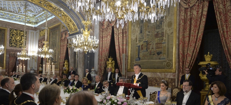 Cena de gala ofrecida en su honor por los Reyes de España, visita de Estado, Juan Manuel Santos, Canciller Holguín
