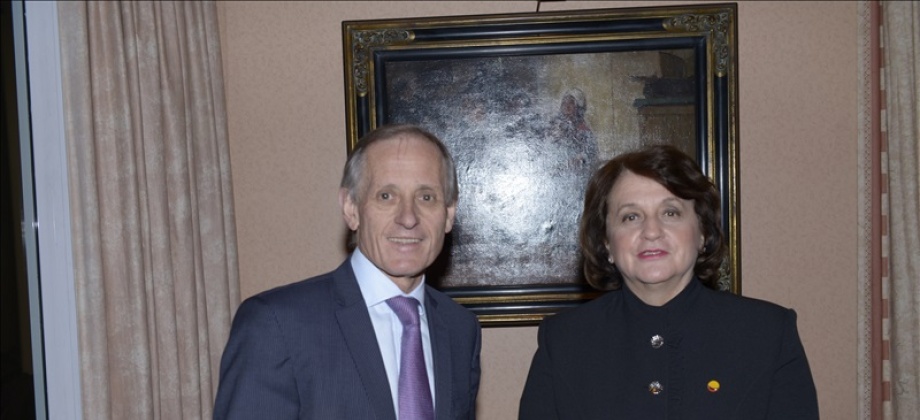 Sr Martyn Dunne, Director General del Ministerio de Industrias Primarias de Nueva Zelandia y la Embajadora de Colombia Clemencia Forero Ucrós