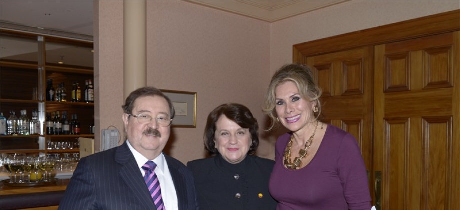 Esposo de la Embajadora de Colombia Dr Edgar Castellanos, la Embajadora de Colombia Clemencia Forero Ucrós y la Sr Eleonora Rueda, Embajadora de México