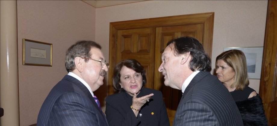 Esposo de la Embajadora de Colombia Dr Edgar Castellanos, la Embajadora de Colombia Clemencia Forero Ucrós con el Sr Isauro Torres, Embajador de Chile y su esposa.