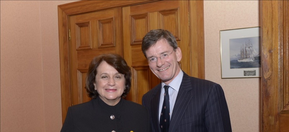 La Embajadora de Colombia Clemencia Forero Ucrós con el Sr Christopher Finlayson, Attorney-General and Minister of Arts, Culture and Heritage.