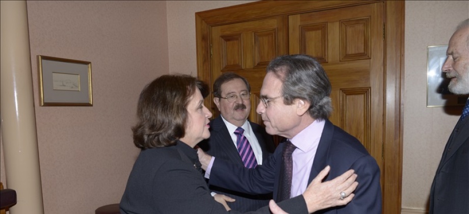 La Embajadora de Colombia Clemencia Forero Ucrós con el Sr Eduardo Gradilone, Embajador de Brasil.