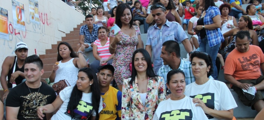 Con la presencia de la Señora Cónsul General,  Doña Liliam Gabriela Cano Ramírez, colombianos se reunieron en la rambla de Almería, para conmemorar el aniversario de la independencia de Colombia. 