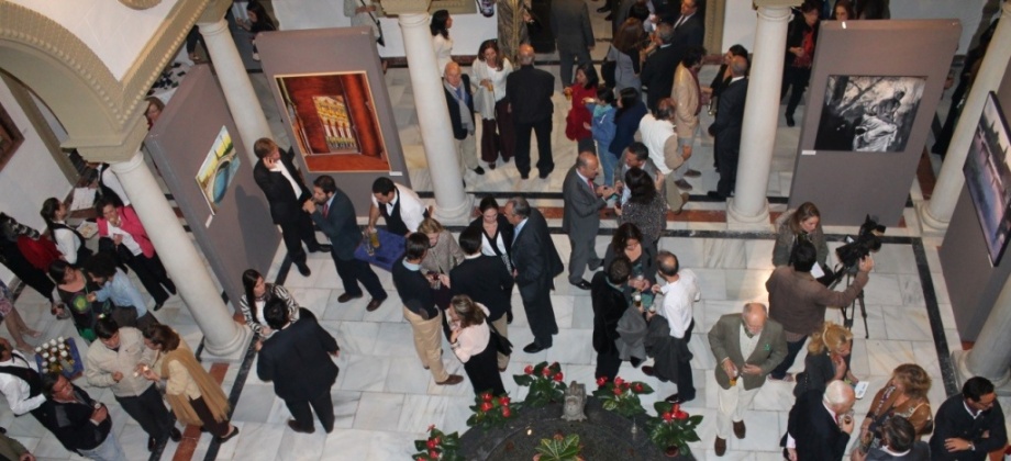 Vista panorámica del público disfrutando de la exposición y del Pabellón de Colombia. 