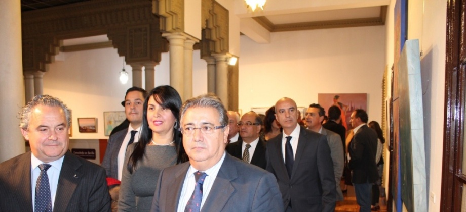 Las autoridades acompañando al público en el recorrido de las obras expuestas en la primera planta.