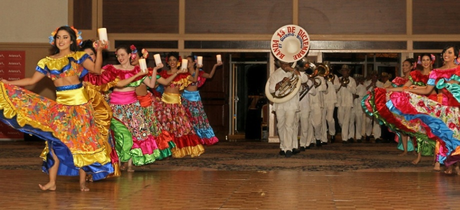 En el marco de las celebraciones del 20 de julio, la empresa privada como todos los años celebró el tradicional reinado, la Señorita Independencia, para esta ocasión fue invitada la Gobernación de Bolívar, quien trajo diferentes grupos musicales autóctonos del folklor de la Sabana de Bolívar: Ceferina Banquez, La banda “Trece de Diciembre” del Guamo y la Big Band Uniubac. 