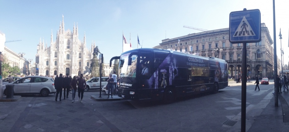 A lo largo de la semana, el autobús al Realismo Mágico ha rodado por las calles de Milán.