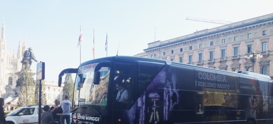 A lo largo de la semana, el autobús al Realismo Mágico ha rodado por las calles de Milán.