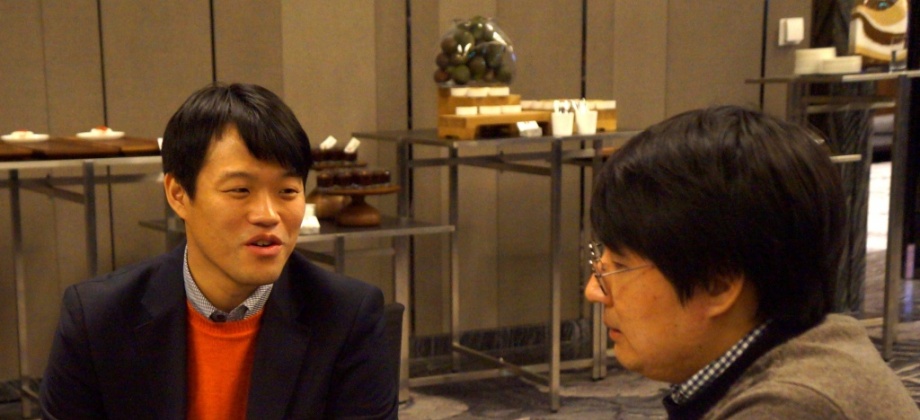 De izquierda a derecha: Jun-seok Kim, subgerente del Equipo Global de Negocios de CJ, y Min-woo Oh, director del Equipo de Planificación de Estrategia de CJ.