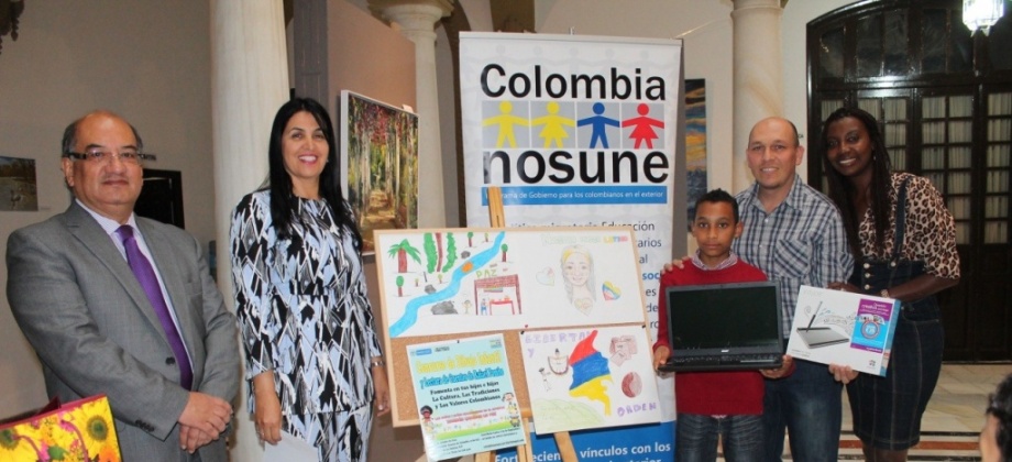 De izquierda a derecha el Cónsul de primera Clase Don Alvaro Perdomo González, la  Cónsul General Doña Gabriela Cano Ramirez en compañía del ganador del primer premio Carlos Mario Rendón Calero y sus padres.