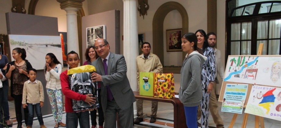 El Cónsul de primera Clase Don Alvaro Perdomo González  haciendo entrega  del premio al  ganador del primer puesto Carlos Mario Rendón Calero.