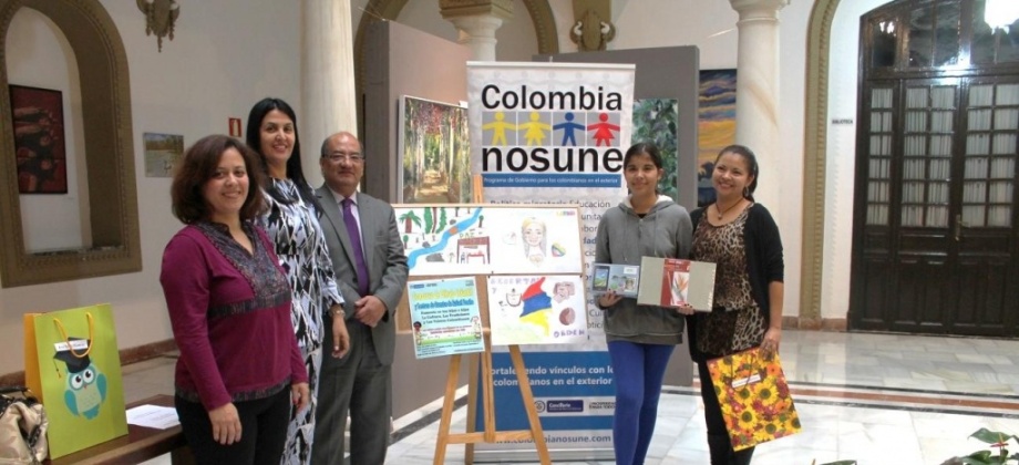 De izquierda a derecha la multiplicadora de Colombia Nos Une la Señora Diana Vilar Rubiano, La  Cónsul General Doña Gabriela Cano Ramirez,   el Cónsul de primera Clase Don Alvaro Perdomo González en compañía de la ganadora del tercer premio Sara Balbuena Ramirez y su madre Ana Maria Ramirez.