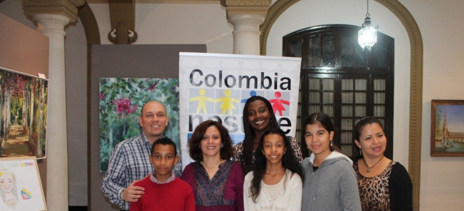 Los ganadores del primero y tercer puesto: Carlos Mario Rendón Calero, Sara Balbuena Ramirez respectivamente, en compañía de sus familias y la multiplicadora de Colombia Nos Une.