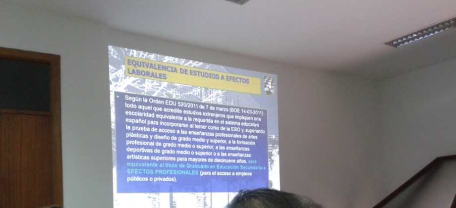 Connacionales escuchando atentamente la información sobre equivalencia de estudios.