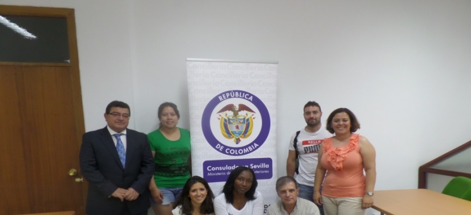 El Director del Servicio de Alta Inspección Educativa Sr. Rafael Martín Martín  junto a los participantes y las responsables del Área Social del Consulado