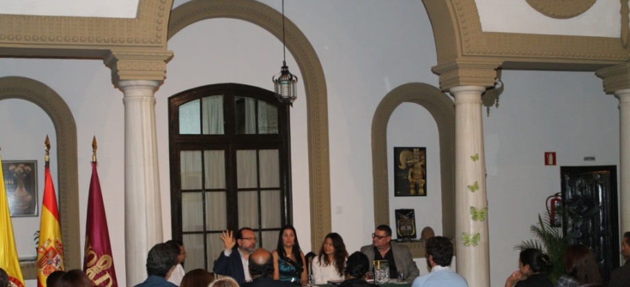 El escritor William Ospina explicando los pormenores de su obra literaria ante la atenta mirada del público.