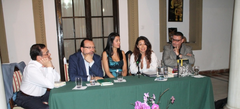 En la mesa principal, de izquierda a derecha, el escritor Dasso Saldivar; el escritor William Ospina; la Cónsul General, Doña Gabriela Cano Ramírez; la especialista Yadira Segura y el profesor José Manuel Camacho