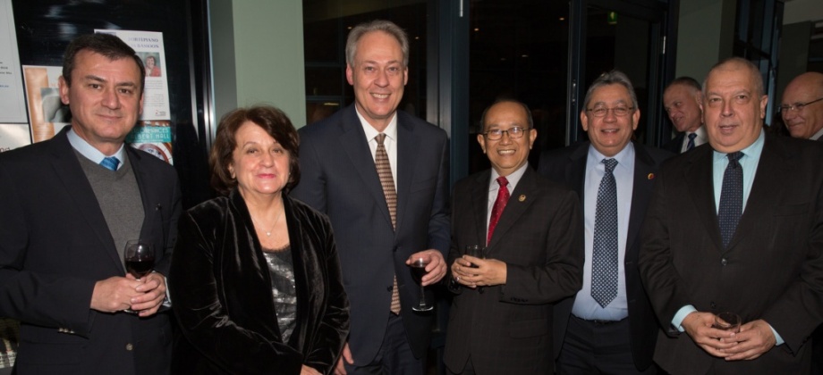 El Embajador de México, Armando Álvarez Reina; Embajadora de Colombia, Clemencia Forero Ucrós; First Assistant Secretary DFAT, Brendon Hammer; El Embajador de Indonesia, Nadjib RIPHAT KESOEMA, Embajador de Venezuela, Nelson Davila-Lameda; el Embajador del Perú, Luis Felipe Quesada Inchaustegui. Foto: Andrew Sikorski, Art Atelier.