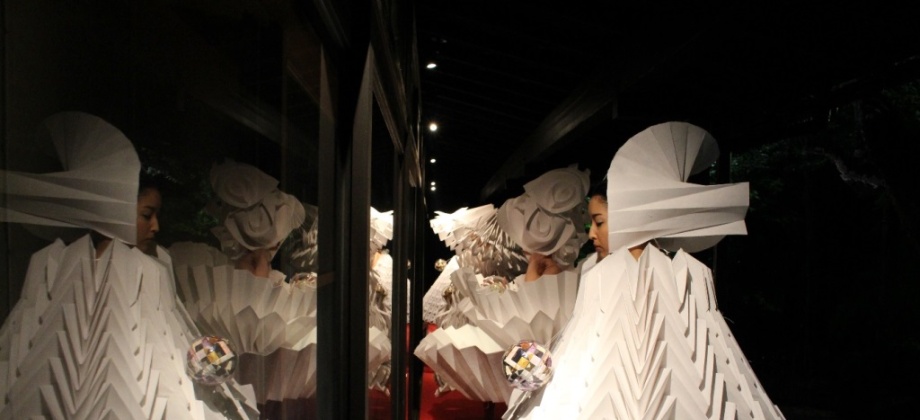 Modelos japonesas visten las creaciones de Diana Gamboa hechos con la técnica del Origami 