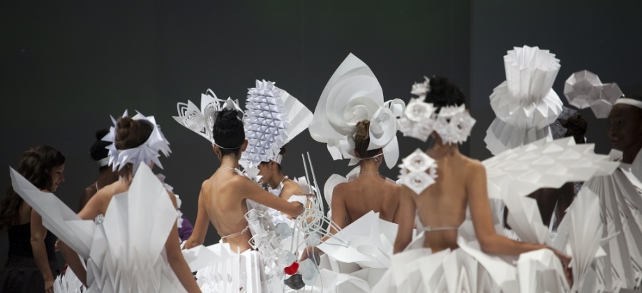 Vestidos confeccionados por Diana Gamboa en origami. Foto: cortesía Nicolás Cabrera