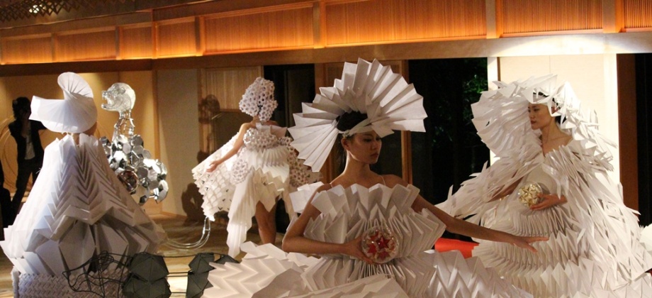 Modelos japonesas visten las creaciones de Diana Gamboa hechos con la técnica del Origami 