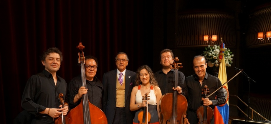 Embajador de Colombia ante el Reino Unido, SE Néstor Osorio, junto al quinteto de cuerdas de la Orquesta Filarmónica de Bogotá previo al concierto de conmemoración del Día Nacional en el Conservatorio Superior de Música de Londres (Royal College of Music).