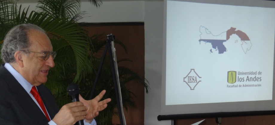 Fernando Cepeda Ulloa, dirigiéndose al auditorio.