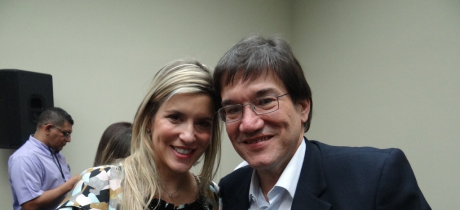 La Embajadora de Colombia, Ángela Benedetti y su compatriota el escritor Jaime Abello. Foto: Embajada de Colombia en Panamá.