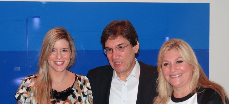 La Embajadora de Colombia, Ángela Benedetti; el destacado colombiano, Jaime Abello y la directora de la Feria Internacional del Libro de Panamá, Orit Btesh. Foto: Embajada de Colombia en Panamá.