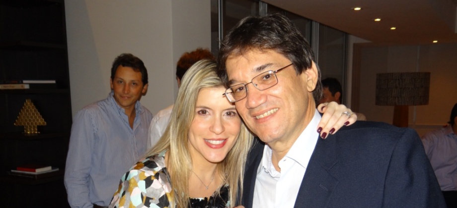 La Embajadora de Colombia, Ángela Benedetti y el escritor Jaime Abello, durante la parranda vallenata. Foto: Embajada de Colombia en Panamá.