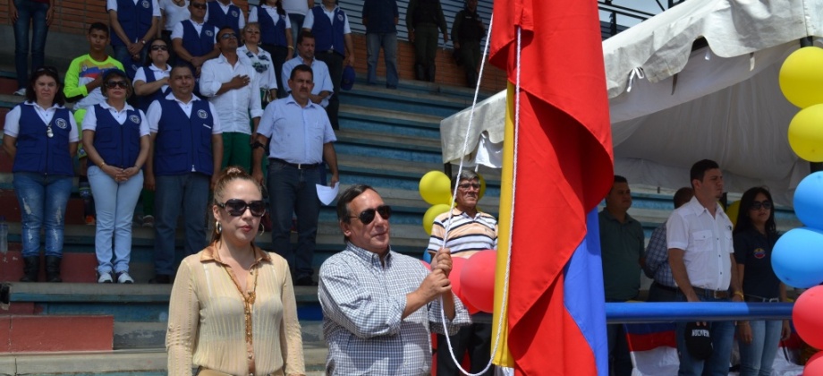El Embajador de Colombia Luis Eladio Pérez Bonilla hizo el saque de honor del II Torneo de Fútbol de Integración Fronteriza, inaugurado en el municipio de San Antonio del Táchira.