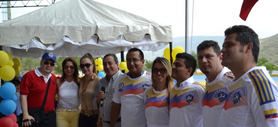 El Embajador de Colombia Luis Eladio Pérez Bonilla hizo el saque de honor del II Torneo de Fútbol de Integración Fronteriza, inaugurado en el municipio de San Antonio del Táchira.