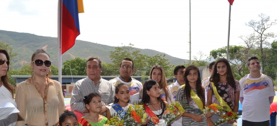 El Embajador de Colombia Luis Eladio Pérez Bonilla hizo el saque de honor del II Torneo de Fútbol de Integración Fronteriza, inaugurado en el municipio de San Antonio del Táchira.